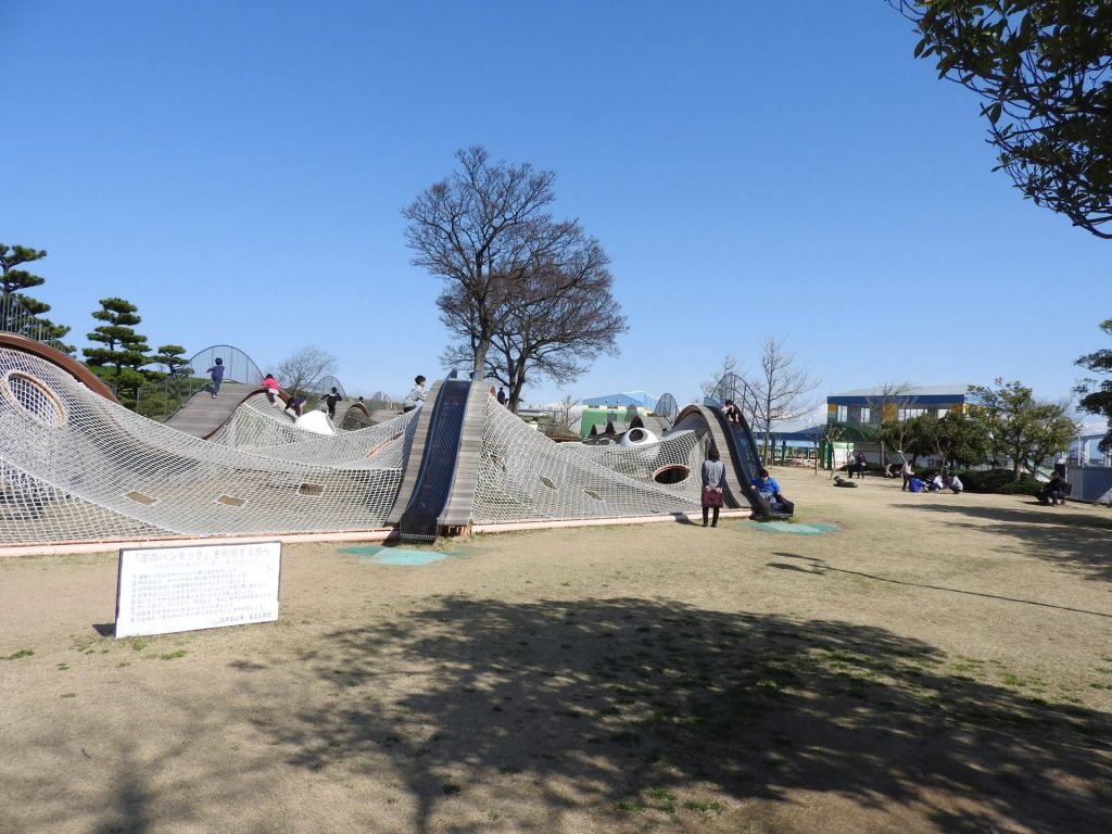 가족 친화적인 공원 시설 및 놀이터